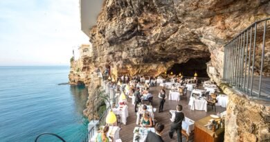 Fantástico Restaurante perto daqui e dentro de uma gruta